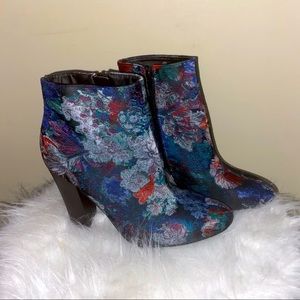 Denim bootie with beautiful floral designs!! ♥️💙